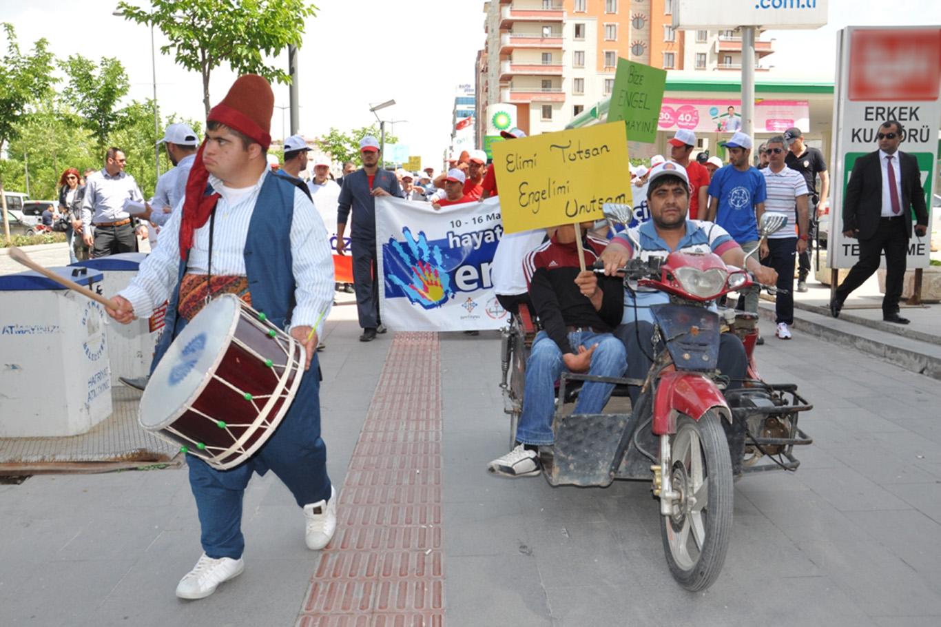Engelliler farkındalık oluşturmak için yürüdüler